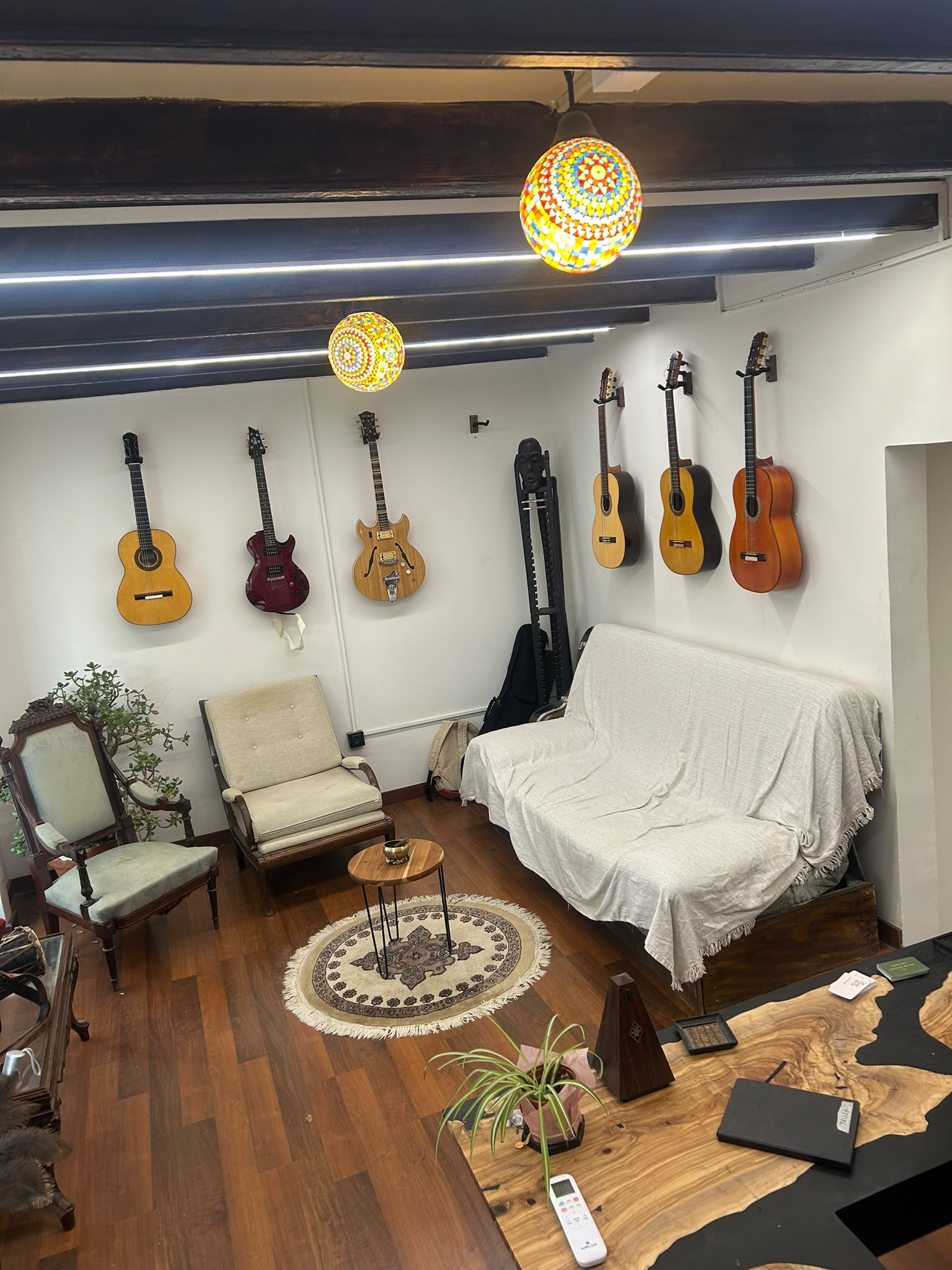 Sala de la academia con piano de cola y luz natural en el Eixample de Barcelona