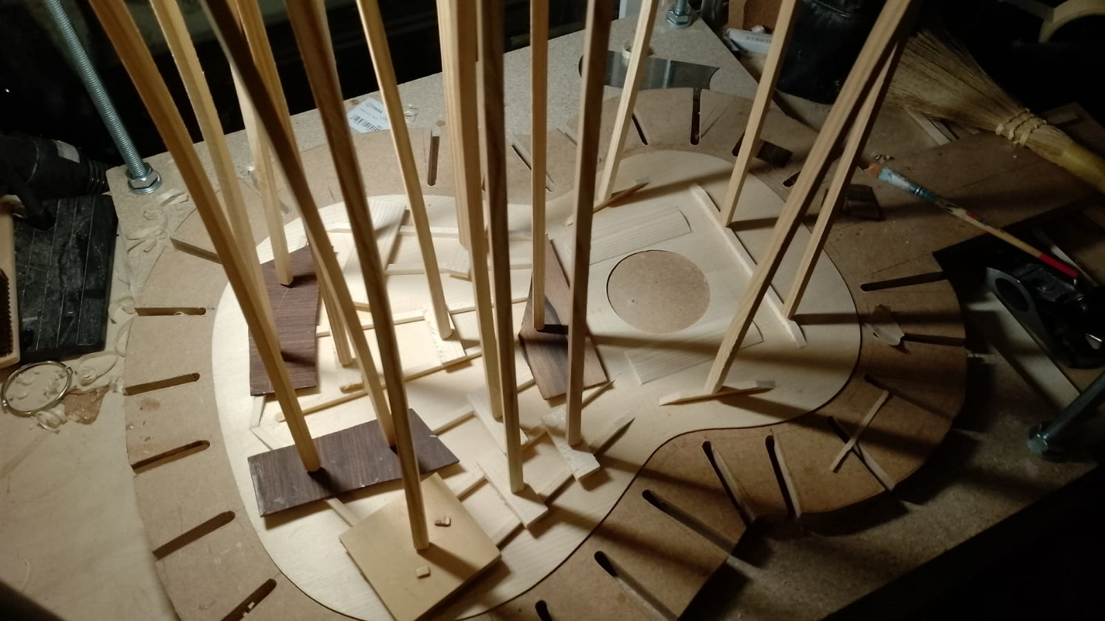 Luthier trabajando en una guitarra en La clave de Do, Barcelona