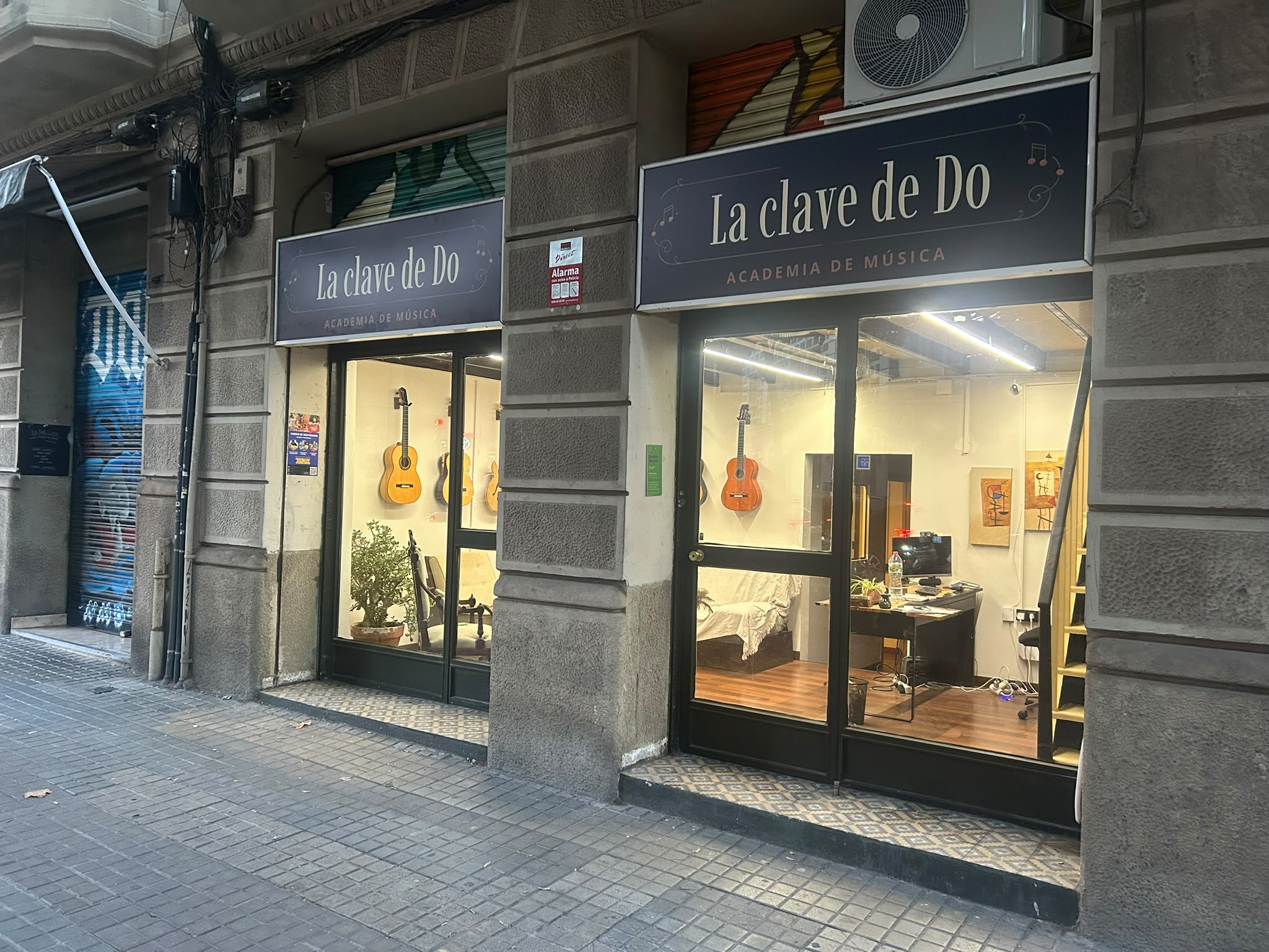 Fachada de la academia de música en una calle del Eixample de Barcelona